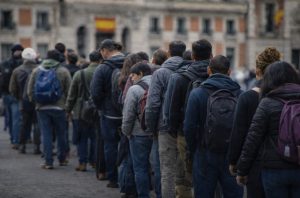 España fila de inmigrantes